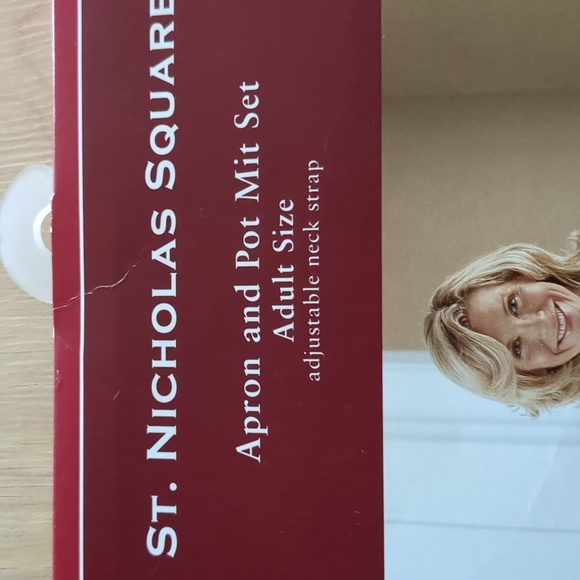 St. Nicholas Square Apron and Pot Mitt Set. - Picture 3 of 3